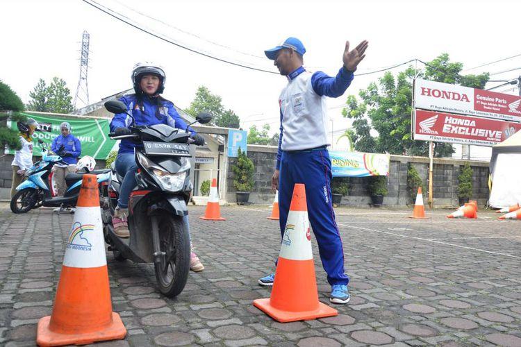 Tips Berkendara Motor Aman buat Hijabers