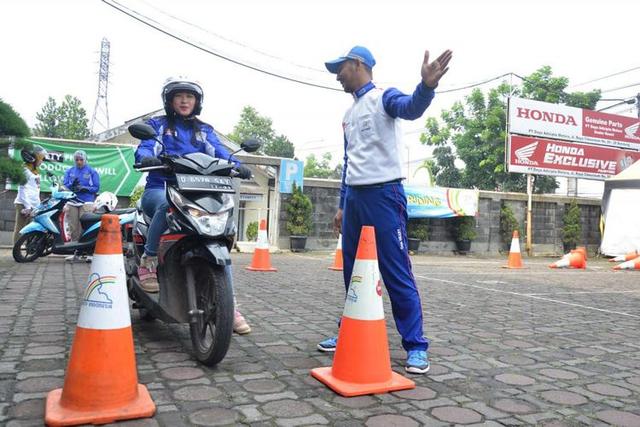 Tips Berkendara Motor Aman buat Hijabers