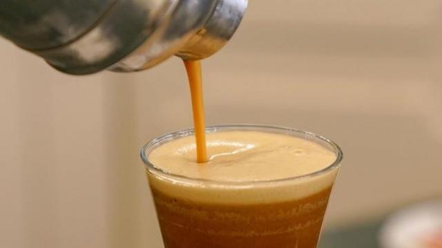 Sambil Berjoget, Aksi Wanita Cantik Ini Sajikan Teh Tarik Bikin Gagal Fokus