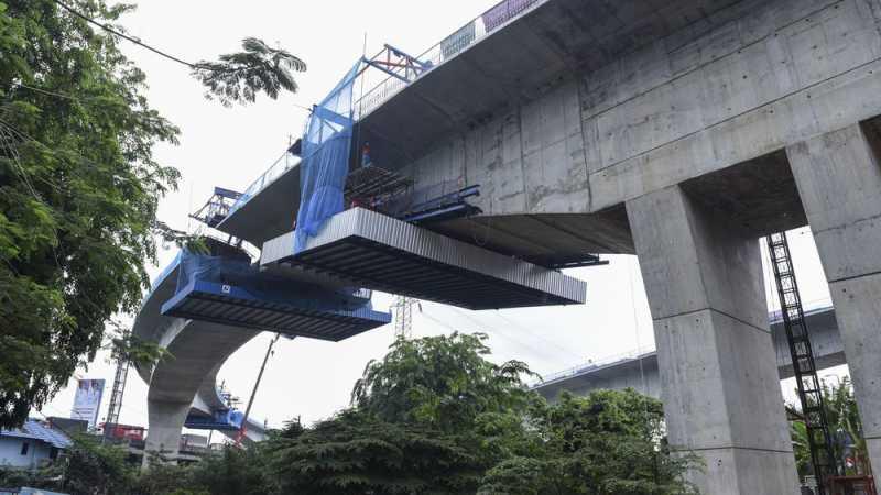 Satu Orang Luka Berat Tertimpa Tiang Tol Becakayu