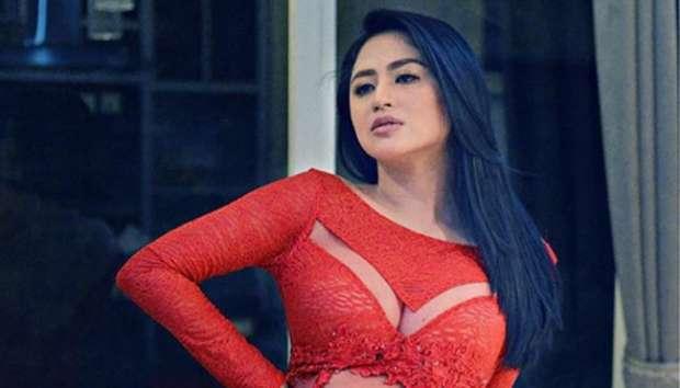 Dewi Perssik Tak Menyesal Memaki Nassar