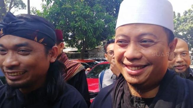 Beredar Foto Opick Didampingi Perempuan Bercadar