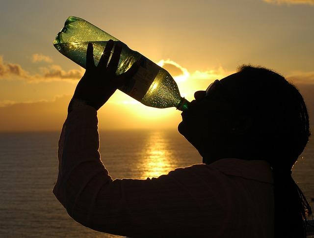 6 Alasan Kenapa Anda Harus Minum Air Saat Bangun Tidur