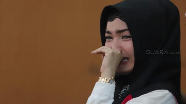 Lebaran Pertama Tanpa Ibunda, Roro Fitria Menangis di Penjara