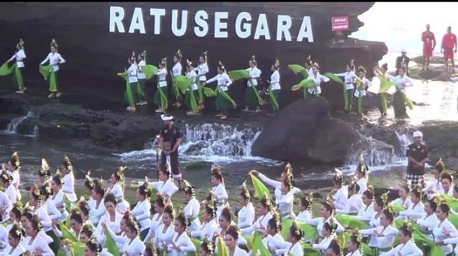 Ngeri! Ratusan Penari di Tanah Lot Mendadak Kesurupan