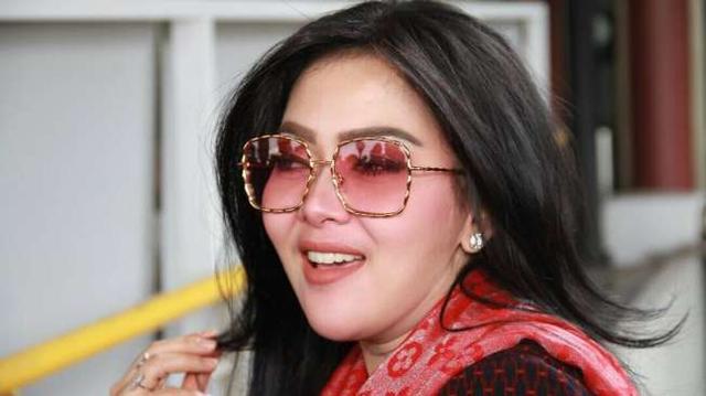 Pamer Bodi Bohay, Syahrini Dinasihati Bungkus Aurat