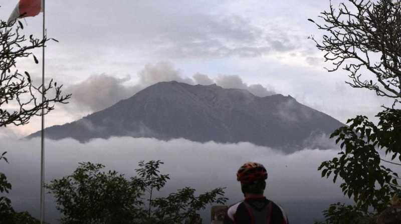 NASA Rekam Hujan Abu Gunung Agung di Atas Laut Bali