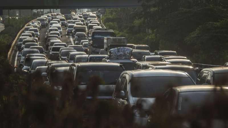 Tol Jakarta-Cikampek Padat, Contraflow Diberlakukan di Km 34