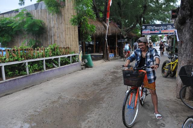 Asyiknya Bersepeda di Gili Trawangan