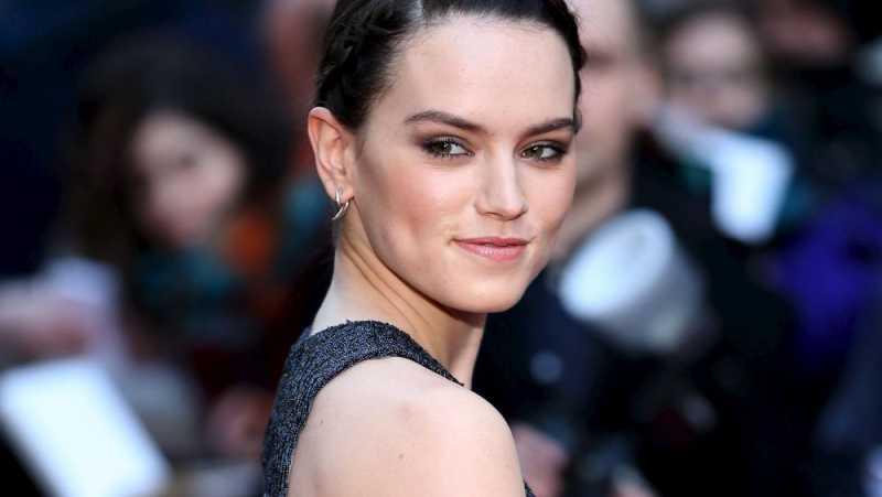 Gaduh Gaun Hitam Daisy Ridley di Karpet Merah Star Wars