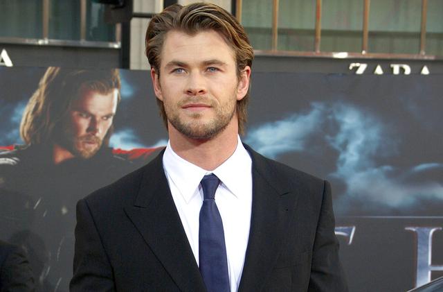 Heboh Joget Lagu Miley Cyrus, Chris Hemsworth Diserang Anjing