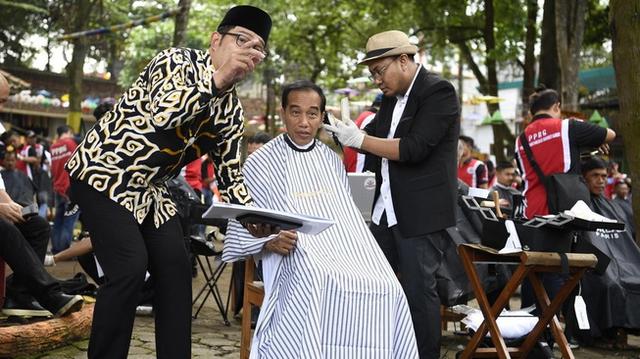 Ada Apa di Balik Banyaknya Juru Pangkas Rambut Asli Garut?