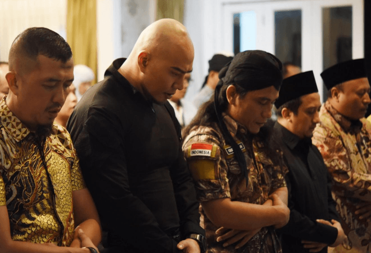 Pertama Kali Salat Magrib Berjamaah, Ini yang Dirasakan Deddy Corbuzier 