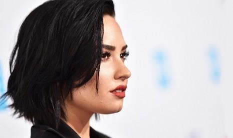 Demi Lovato Gunakan Gaun Pernikahan