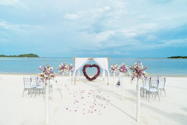 4 Tips Bergaya saat Menghadiri Beach Wedding