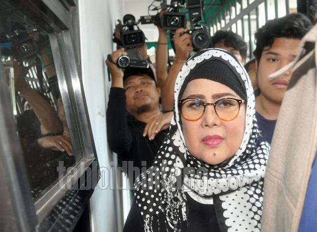 Elvy Sukaesih Menangis Saat Salat, Ingat Dhawiya Zaida