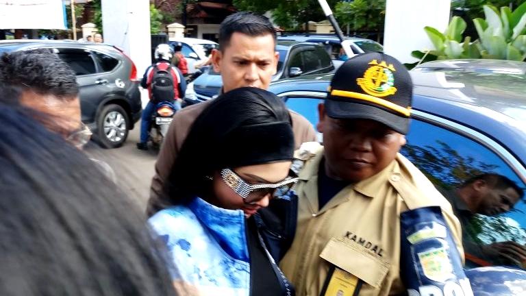 Syahrini Hadiri Sidang Kasus First Travel: Alhamdulillah, Saya Sehat