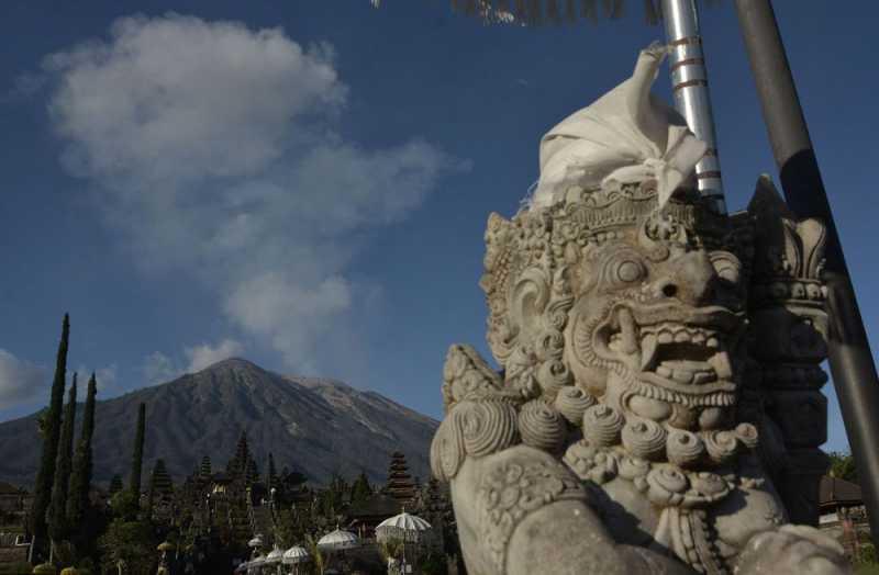 Gunung Agung Kembali Erupsi Semburkan Awan Panas 2,5 Km