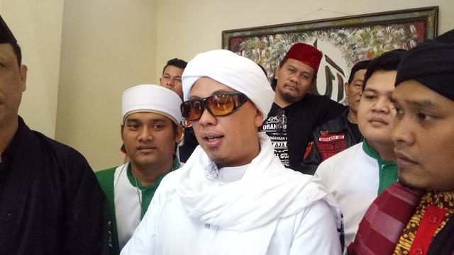 Opick Enggan Tanggapi Gosip Umrah Bersama Pasangan Baru