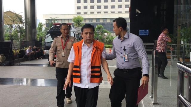 Diperiksa KPK, Setya Novanto Jalan Kaki hingga Naik Tangga Lantai 2