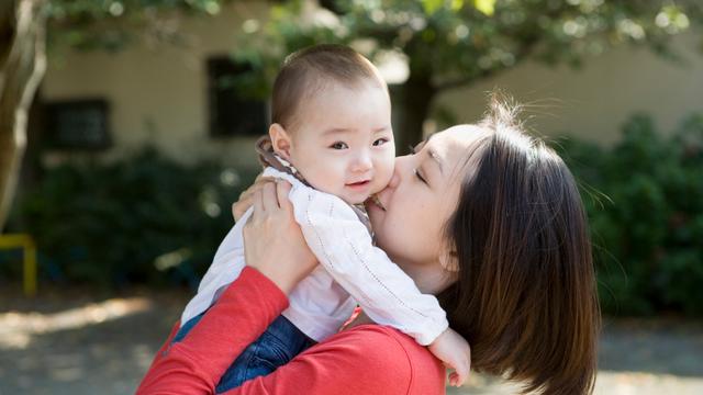 Cium Bibir Anak. Boleh Tidak ya?