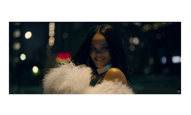 Gaya Busana Rihanna di Video Klip Loyalty