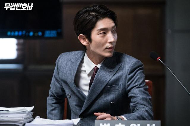 Lee Joon Gi Tertangkap Kamera Membantu Kru Mengerjakan Hal Ini di Lokasi Syuting