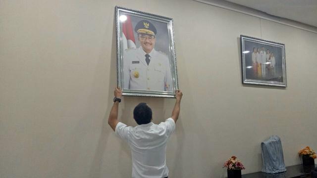 Foto dan Barang-barang Djarot Dikeluarkan dari Balai Kota