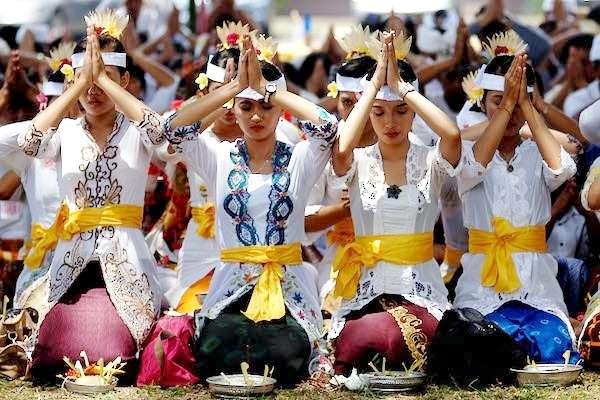 Bukan Hanya Penutup Tubuh, Ini Nilai Kehidupan di Balik Pakaian Adat Bali Wanita!