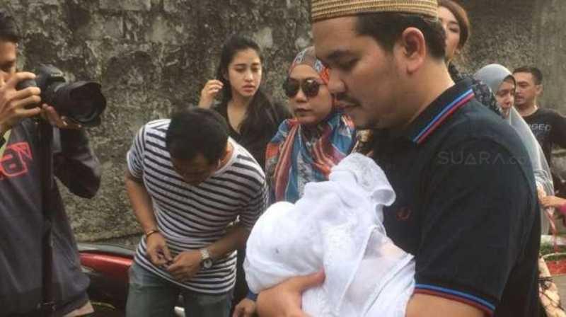 Tangis Indra Bekti Pecah di Pemakaman Anaknya