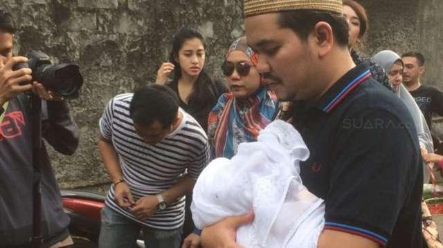 Anak Meninggal, Istri Indra Bekti Masih Dirawat di RS