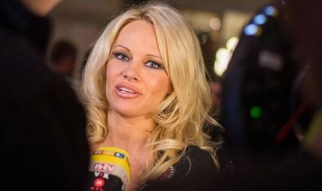 Pamela Anderson Tulis Surat untuk Kebebasan Assange