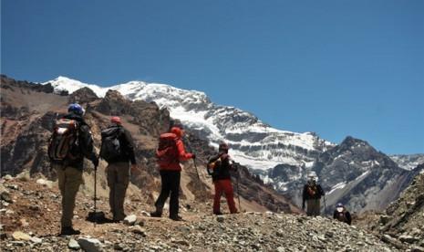 Puluhan Tunanetra Bersiap Daki Gunung Mangalayang