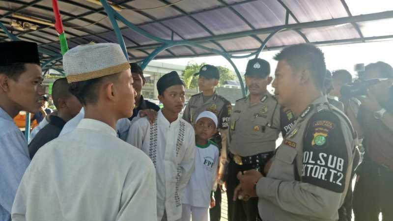 Rizieq Syihab Batal Pulang, Anggota FPI Tetap Padati Terminal 2 Soetta