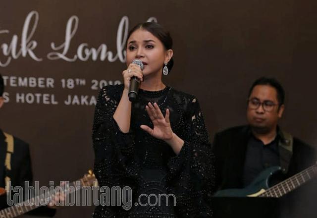 Tasya Kamila Beri Kado Selendang Gucci Untuk Ultah Rossa