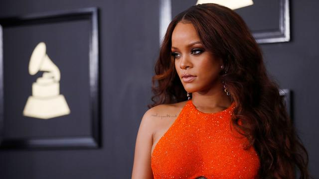 Pakai Cincin Berlian, Rihanna Tunangan?