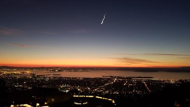 Cahaya Misterius Hiasi Langit California, Dari Mana Asalnya?