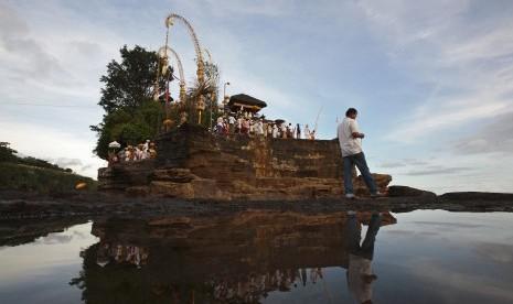 Ritual Pujawali Tarik Minat Wisatawan ke Tanah Lot