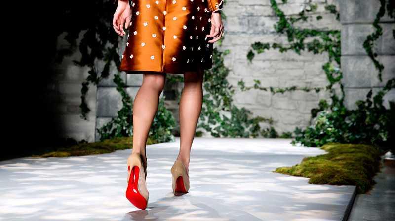 Rahasia di Balik Sol Merah Sepatu Christian Louboutin