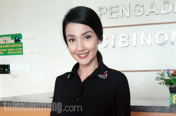 Kangen, Tsania Marwa Menangis Menatap Gelang Bertuliskan Nama Anaknya