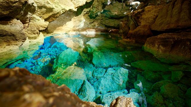 Menengok Mata Air Biru nan Bening di Gua Kristal, Kupang