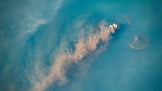 Melihat Gambar Erupsi Anak Krakatau dari Luar Angkasa