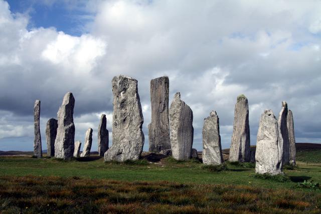 Selain Stonehenge, Ini Formasi Batuan Unik Tertua di Dunia