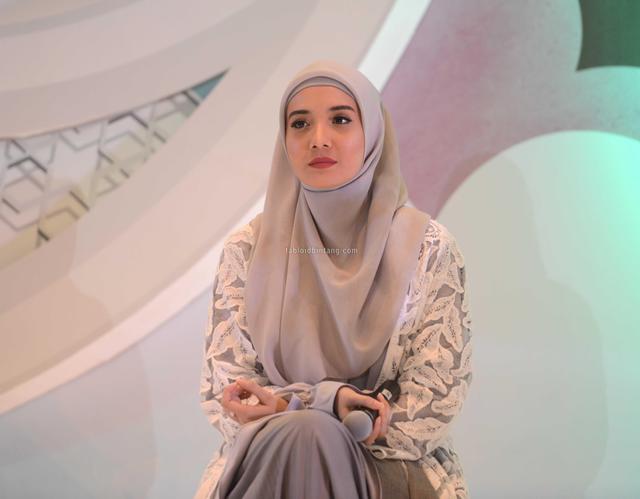 Memakai Hijab Syari Namun Tetap Fashionable Ala Zaskia Sungkar