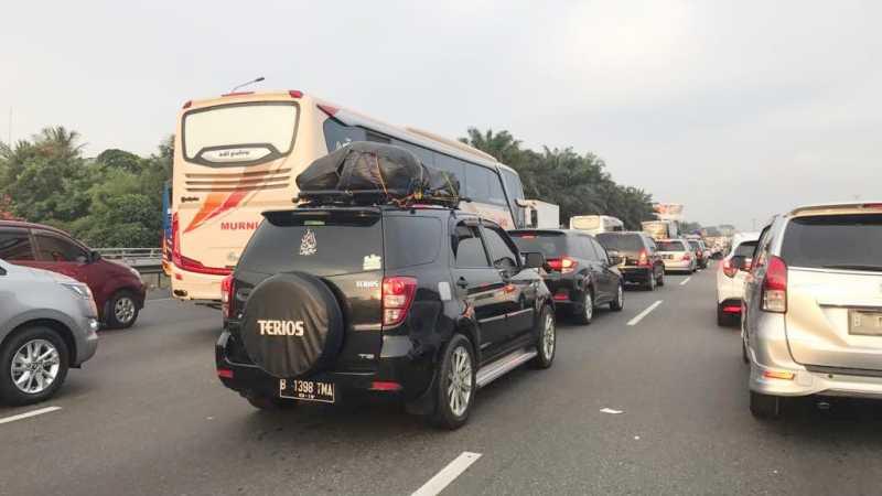 12 Jam Terjebak di Tol Cikampek